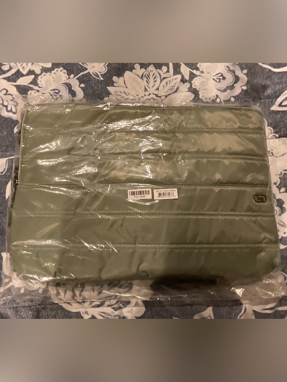 Lug Delta 17” Laptop Case, Sage Green - Picture 5 of 6